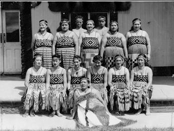Ko Tuini Ngāwai, me tana rōpū kapa haka, kei waho i te marae. Tairāwhiti Museum